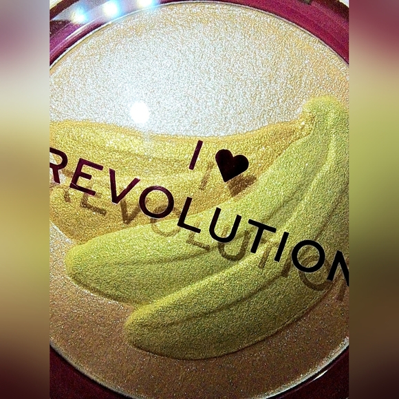 Makeup Revolution Highlighter Shimmering Powder Banana Makeup NIB Highlighter - Picture 3 of 8